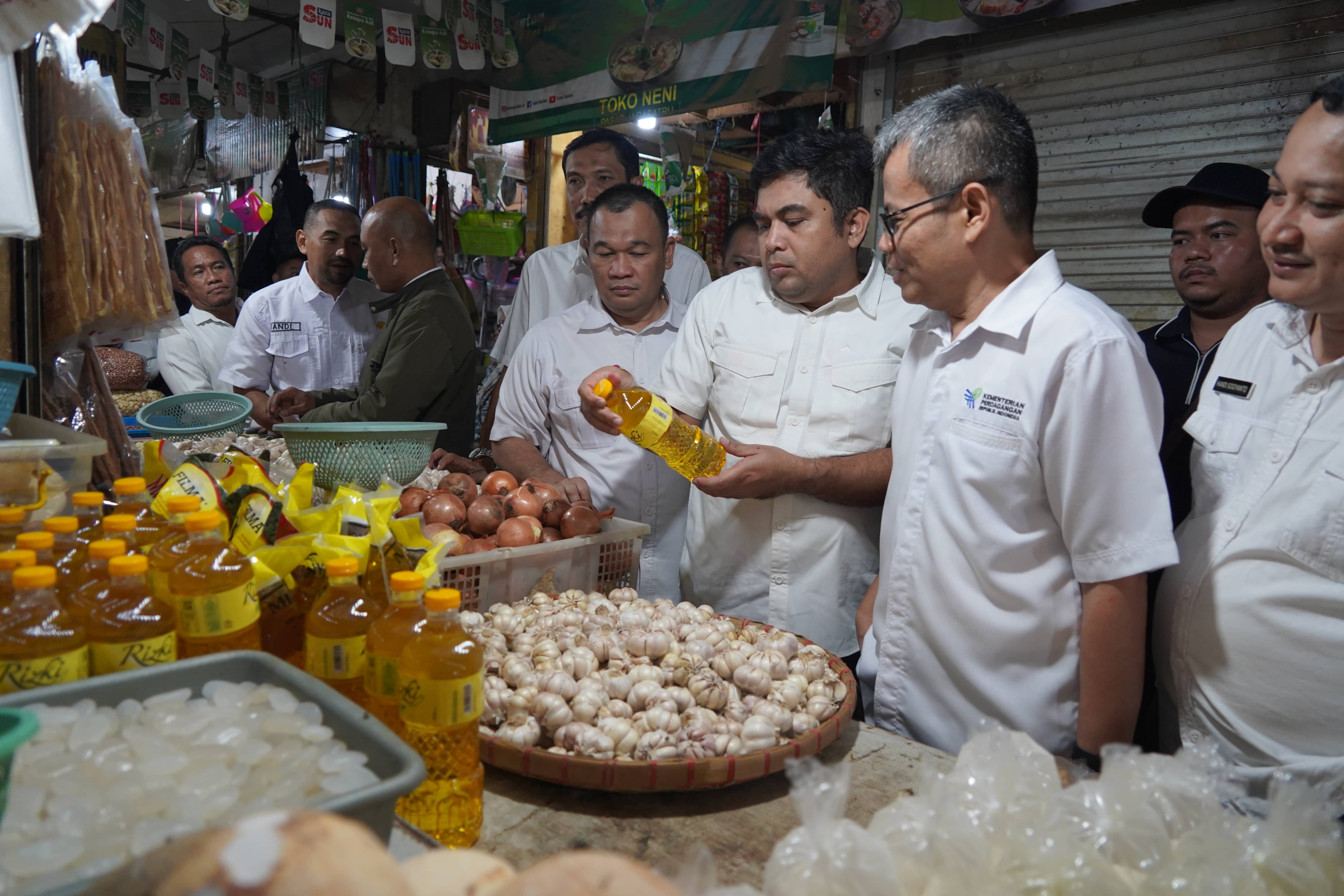 Dirjen PKTN Melakukan Pengawasan Ketersediaan dan Harga Jual MINYAKITA di Cirebon, Jawa Barat