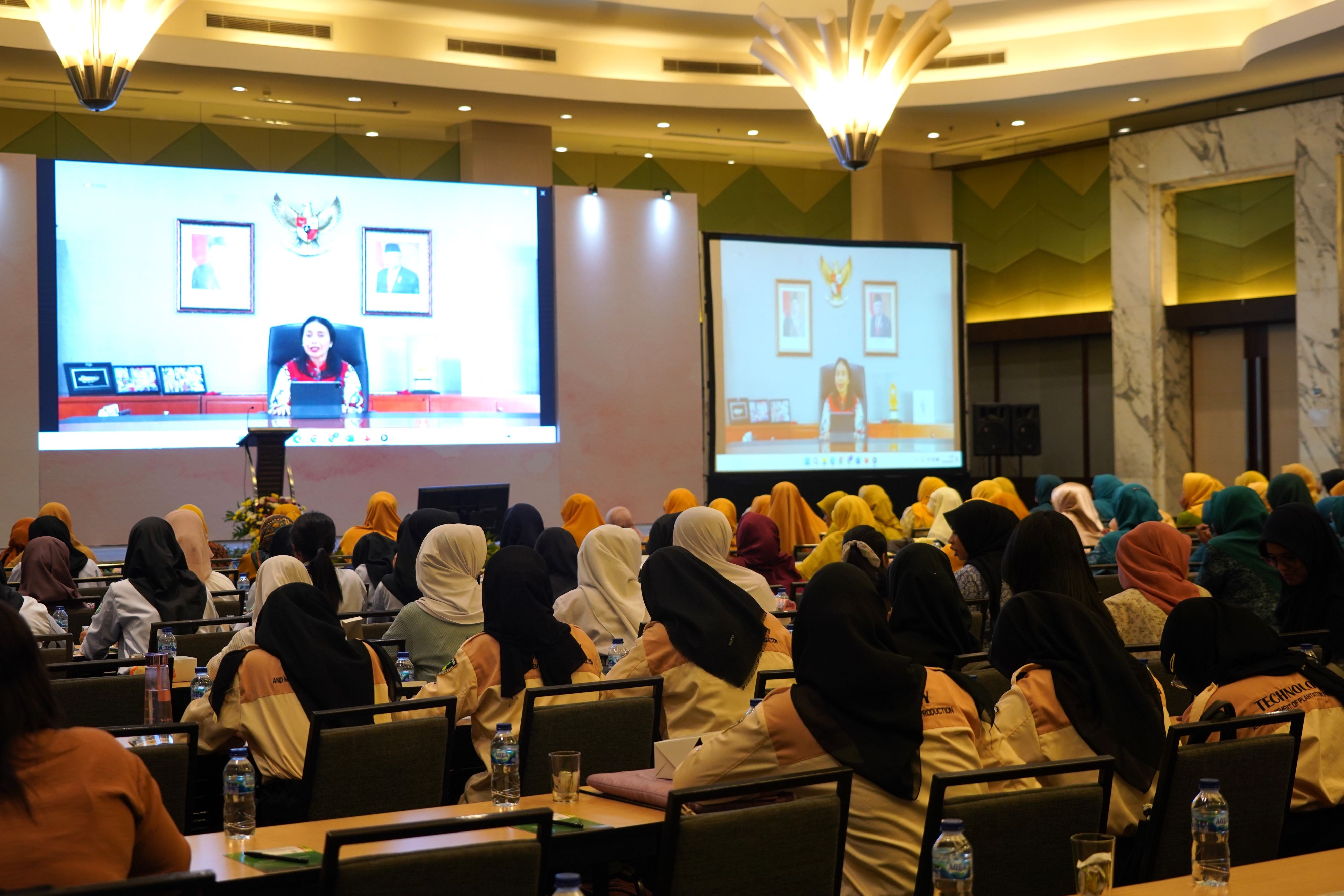 Menyampaikan keynote speech sekaligus membuka acara, Menteri Pemberdayaan Perempuan dan Perlindungan Anak (PPPA), Bintang Puspayoga.