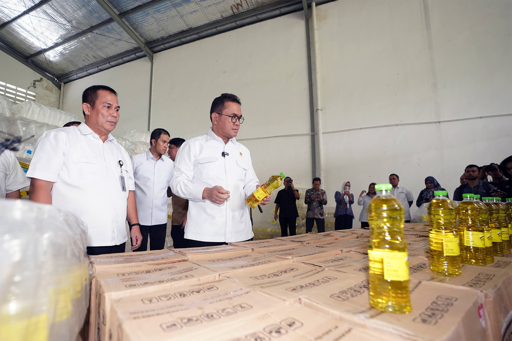 Mendag Pimpin Ekspose Hasil Pengawasan Pabrik MINYAKITA di Karawang, Jawa Barat