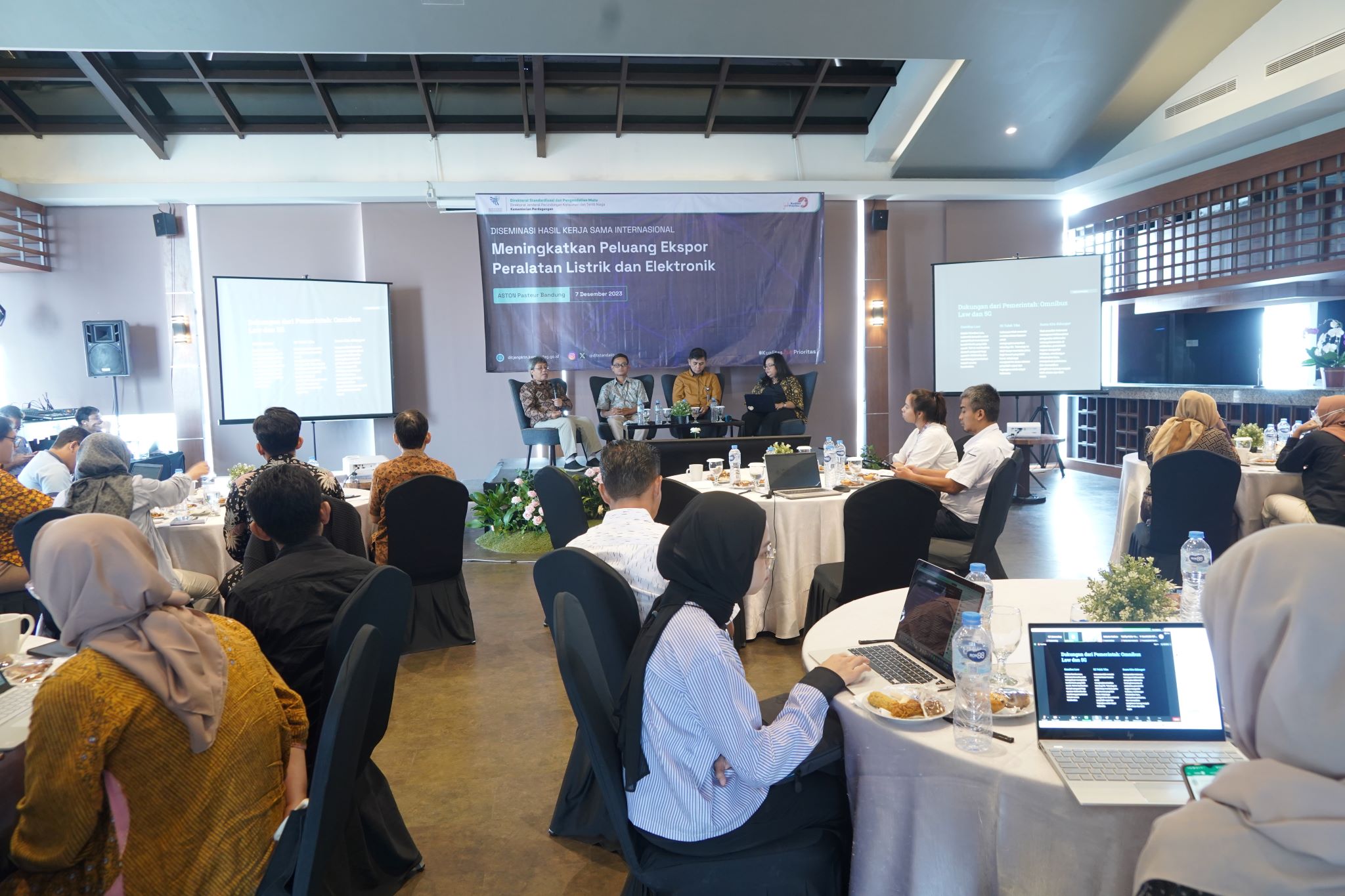 Acara dibuka oleh Direktur Standalitu, Matheus Hendro Purnomo dan dikemas dalam bentuk diskusi panel oleh para narasumber. Diseminasi bertujuan untuk meningkatkan pemahaman para pemangku kepentingan dan mendorong pelaku usaha untuk mengoptimalkan manfaat dari berbagai hasil kesepakatan yang telah dicapai pada forum Joint Sector Committee for Electrical and Electronic Equipment (JSC EEE) di ASEAN dalam menghadapi implementasi Agereement on The ASEAN Harmonized Electrical and Electronic Equipments Regulatory Regime (AHEEERR). AHEEERR merupakan persetujuan ASEAN mengenai Harmonisasi Tata Cara Pengaturan Peralatan Listrik dan Elektronik.