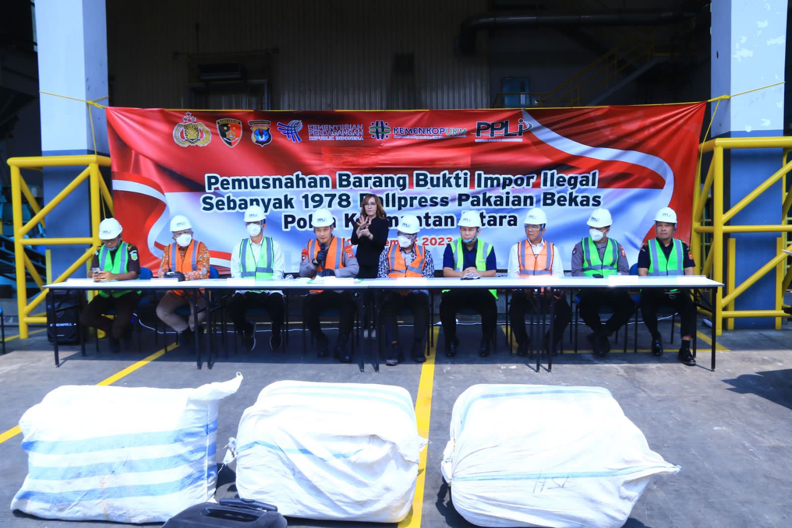 Dirjen PKTN Turut Hadir Memusnahkan 1.978 Ball Press Pakaian Bekas Impor Ilegal di Bogor