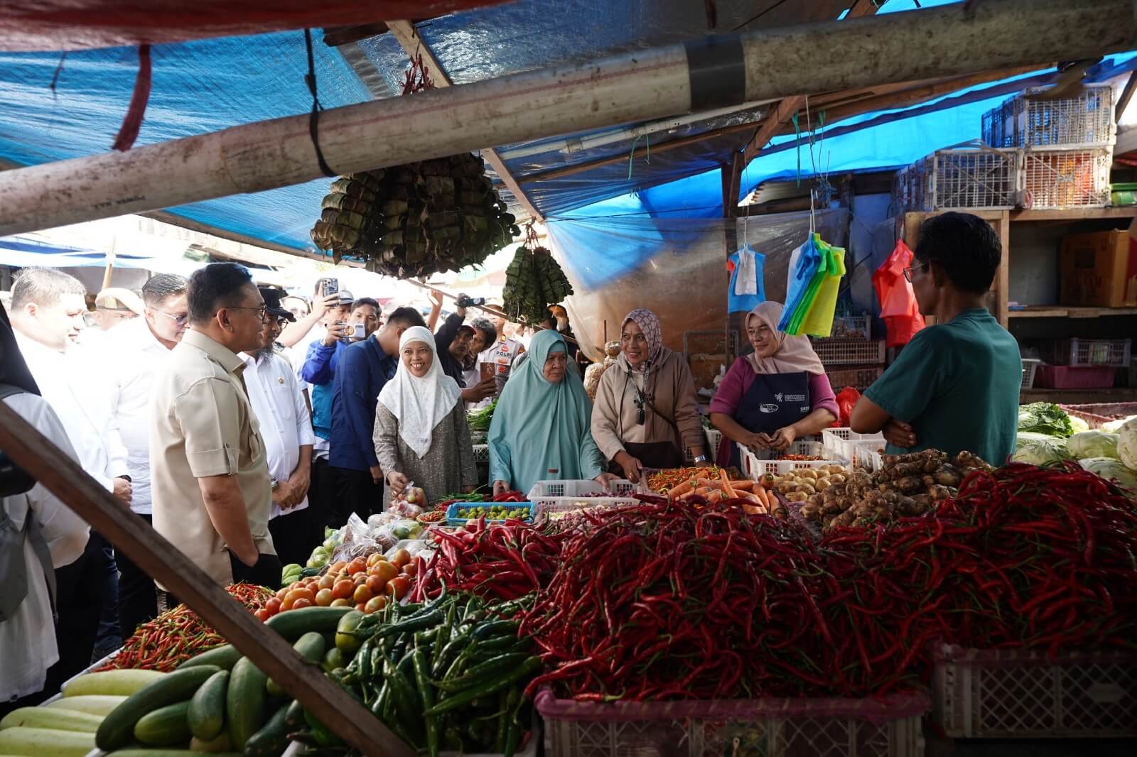Mendag Tinjau Harga dan Ketersediaan Bapok di Pasar Terong, Makassar
                                                            
                                                            