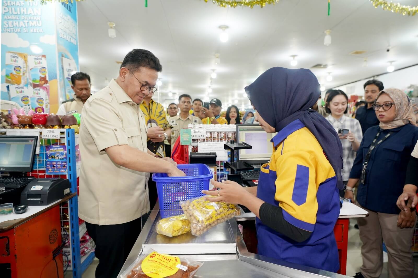 Mendag Kunjungi Ritel Modern Baji Pamai Supermarket, Makassar
                                                            
                                                            